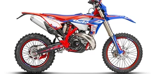 Beta RR 250 2T 2024 vs Beta RR Racing 2T 250 2024 Beta RR 250 2T 2024 vs Beta RR Racing 2T 250 2024