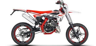 Aprilia SX 50 Supermoto 2013 vs Beta RR 50 Motard Sport 2024