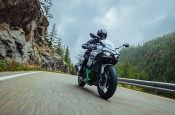 Kawasaki Ninja 7 Hybrid 2024 - Bild 8
