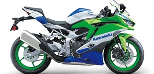 Kawasaki Z 400 2023 vs Kawasaki Ninja ZX-4RR 40th Anniversary Edition 2024