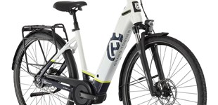 Honda CB500F 2022 vs Husqvarna E-Bicycles Grand Towner 5 CB 2024