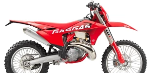 GASGAS EC 300 2024 vs KTM 300 EXC TPI 2021 GASGAS EC 300 2024 vs KTM 300 EXC TPI 2021