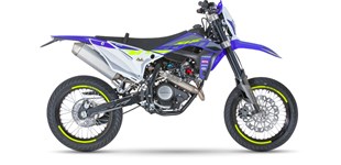 Sherco 125 4-Takt SM Factory RS 2024 vs Beta RR Motard 125 4T LC 2019 Sherco 125 4-Takt SM Factory RS 2024 vs Beta RR Motard 125 4T LC 2019