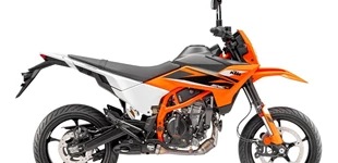 KTM 125 SMC R 2025 vs KTM 640 LC4 Supermoto 2005 KTM 125 SMC R 2025 vs KTM 640 LC4 Supermoto 2005