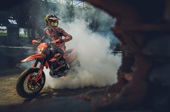 KTM 690 SMC R 2025 - Bild 6