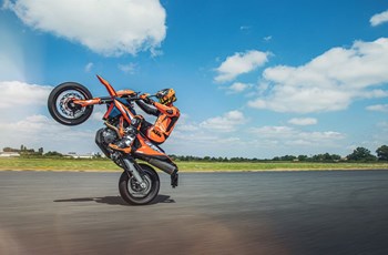 KTM 690 SMC R 2025 - Bild 7