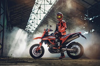 KTM 690 SMC R 2025 - Bild 18