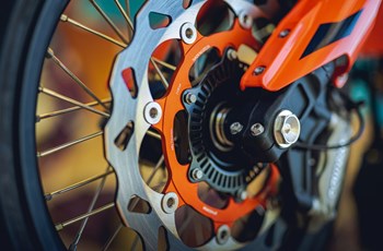 KTM 690 SMC R 2025 - Bild 19