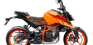 Aprilia SX 125 2023 vs KTM 390 Duke 2025 Aprilia SX 125 2023 vs KTM 390 Duke 2025
