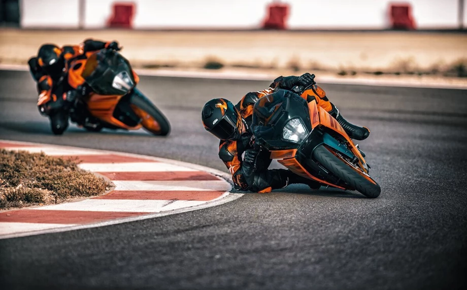 KTM RC 390 Bild 7: KTM RC 390