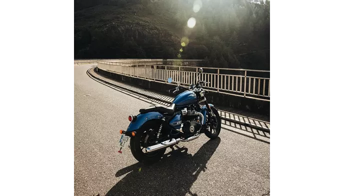 Royal Enfield Super Meteor 650 2025 vs Royal Enfield Classic 350 2025