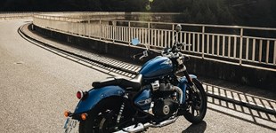 Yamaha XV 950 R 2015 vs Royal Enfield Super Meteor 650 2025