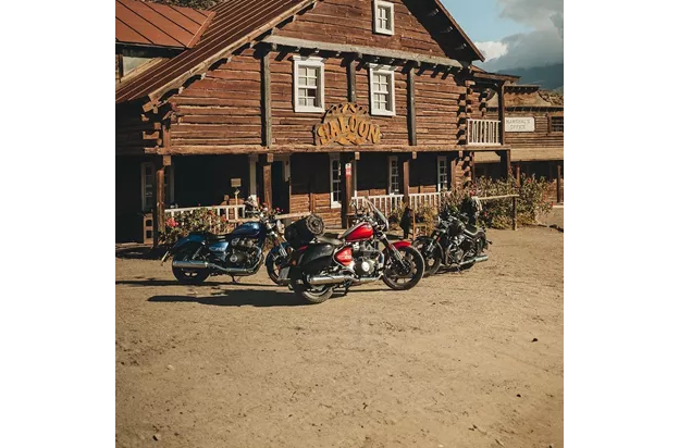 Royal Enfield Super Meteor 650 2025 vs Royal Enfield Classic 350 2025