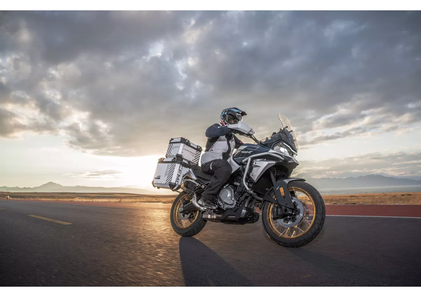 CFMOTO 700MT 2025 CFMOTO 700MT 2025