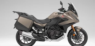 Triumph Speed Twin 1200 RS 2025 vs Honda NT1100 DCT Electronic Suspension 2025 Triumph Speed Twin 1200 RS 2025 vs Honda NT1100 DCT Electronic Suspension 2025