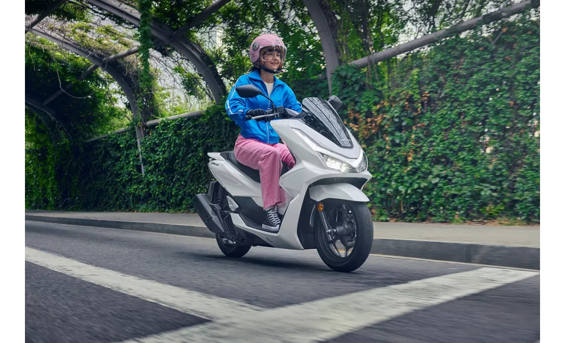 Honda PCX125 2025 vs Vespa GTS 125 ie Super 2020