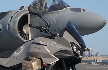 Moto Guzzi V100 Mandello Aviazione Navale 2025 - Bild 12