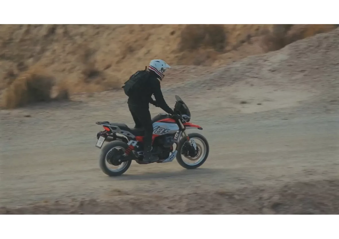 Moto Guzzi V85 TT 2025 vs Moto Guzzi V85 TT Travel 2022