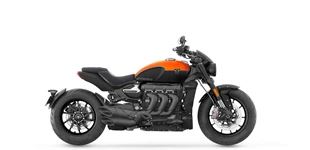 Triumph Speed Triple 1200 RX 2025 vs Triumph Rocket 3 Storm R 2025 Triumph Speed Triple 1200 RX 2025 vs Triumph Rocket 3 Storm R 2025