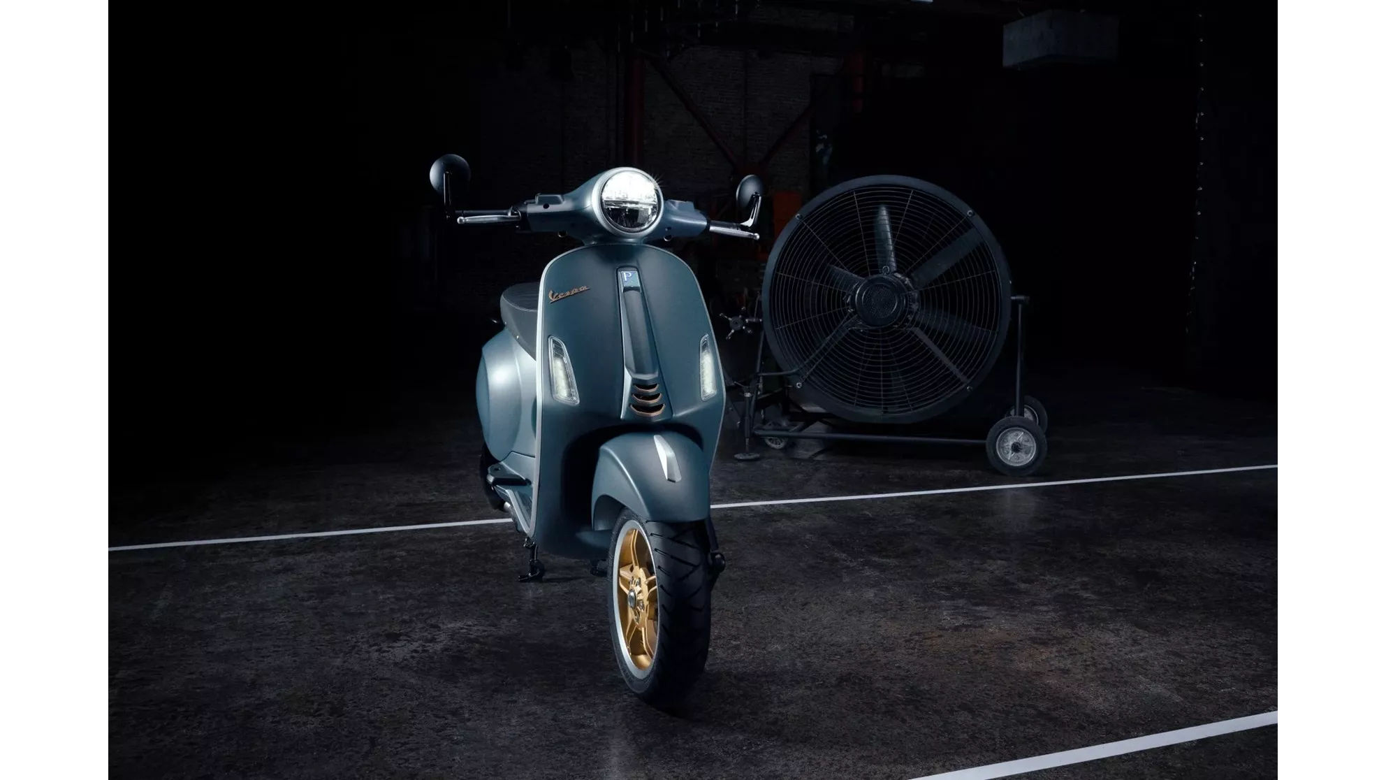 Vespa Primavera 125 Officina 8 - Image 1 Vespa Primavera 125 Officina 8 - Image 1