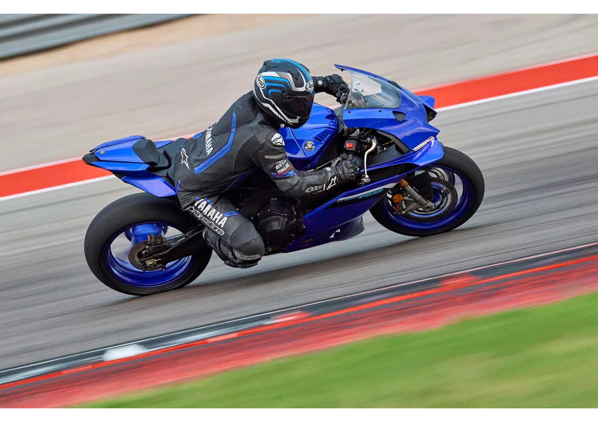 Honda CBR600RR 2026 vs Yamaha R9 2025