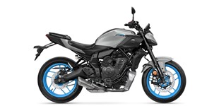 Triumph Street Triple 765 R A2 2025 vs Yamaha MT-07 Y-AMT 35kW 2025