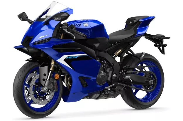 Kawasaki Z900 70kW 2019 vs Yamaha R9 35kW 2025