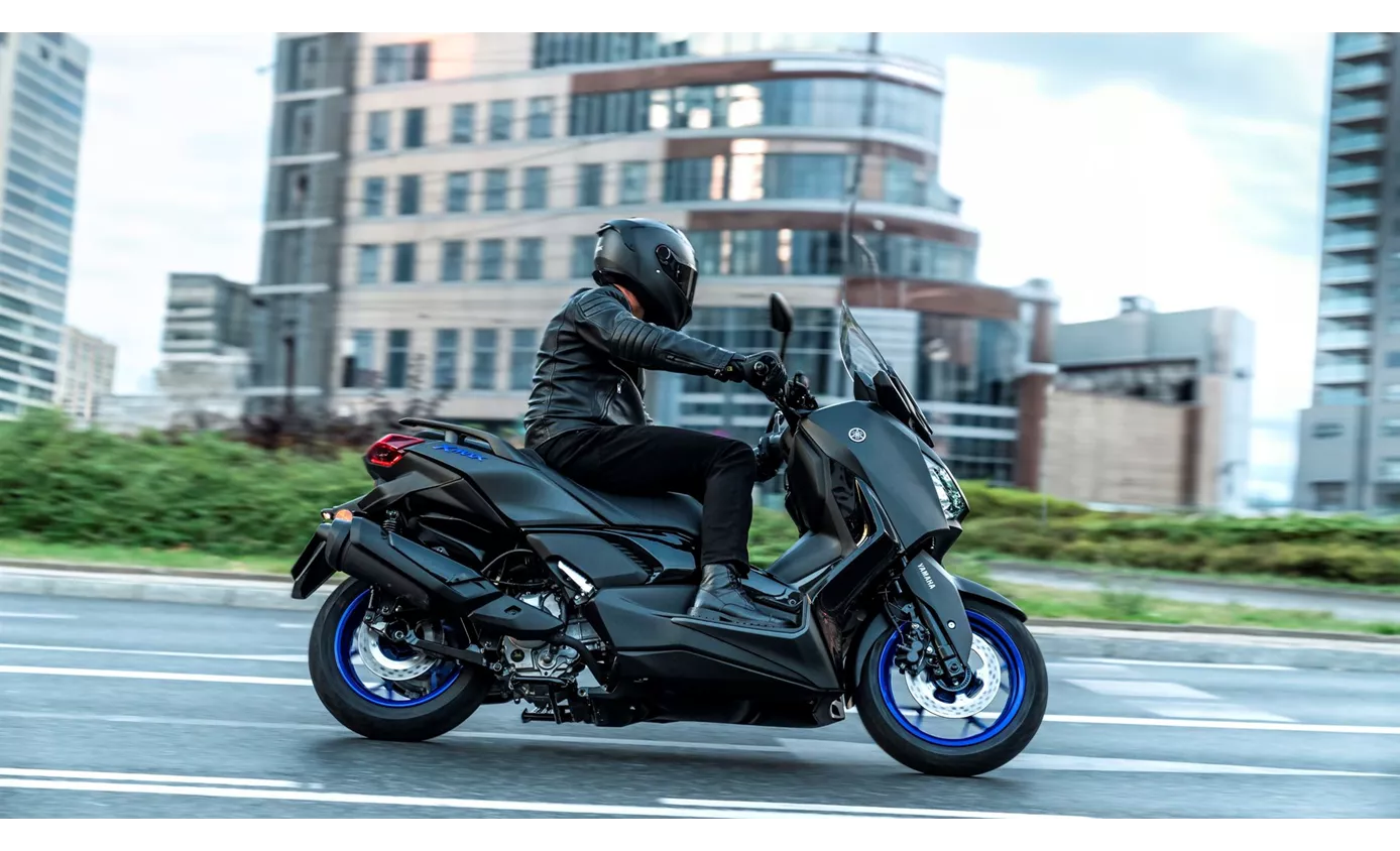 Xmax Rider Yamaha XMAX 400 2017 vs Yamaha XMAX 300 2025