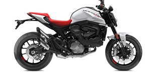 Triumph Street Triple 765 RS 2024 vs Ducati Monster 2025 Triumph Street Triple 765 RS 2024 vs Ducati Monster 2025