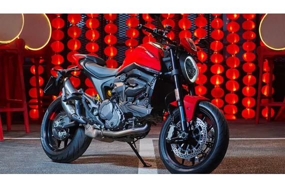 Kawasaki Z1100 SE 2026 vs Ducati Monster + 2025
