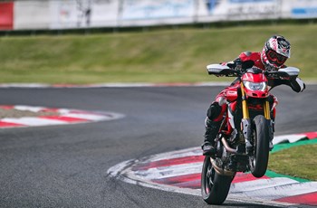 Ducati Hypermotard 950 SP 2025 - Bild 12 Ducati Hypermotard 950 SP 2025 - Bild 12
