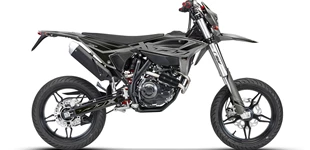 Beta Minitrial 2009 vs Beta RR 125 4T Motard T X special edition 2025 Beta Minitrial 2009 vs Beta RR 125 4T Motard T X special edition 2025