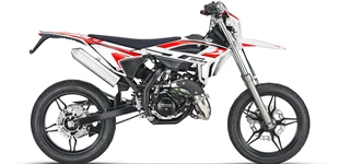 Beta RR Motard 2T 50 2025 vs Malaguti XSM 50 Supermoto 2021 Beta RR Motard 2T 50 2025 vs Malaguti XSM 50 Supermoto 2021