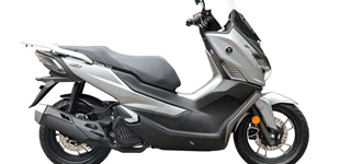 Voge SR1 125 ABS TCS 2025 vs Honda PCX125 2025 Voge SR1 125 ABS TCS 2025 vs Honda PCX125 2025