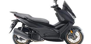 Honda PCX125 2019 vs Zontes 125 D 2025 Honda PCX125 2019 vs Zontes 125 D 2025