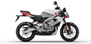 Aprilia Tuono 457 2025 vs Aprilia Dorsoduro 900 2017 Aprilia Tuono 457 2025 vs Aprilia Dorsoduro 900 2017