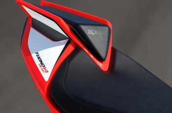 Aprilia Tuono V4 1100 Factory SE-09 SBK 2025 - Bild 9