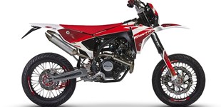 Honda CB125R 2025 vs Fantic XMF 125 Performance 2025 Honda CB125R 2025 vs Fantic XMF 125 Performance 2025