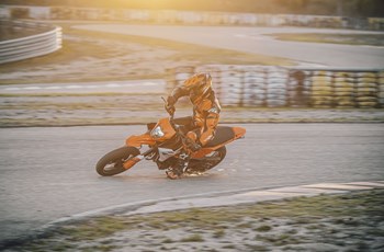 KTM 390 SMC R 2026 - Bild 8