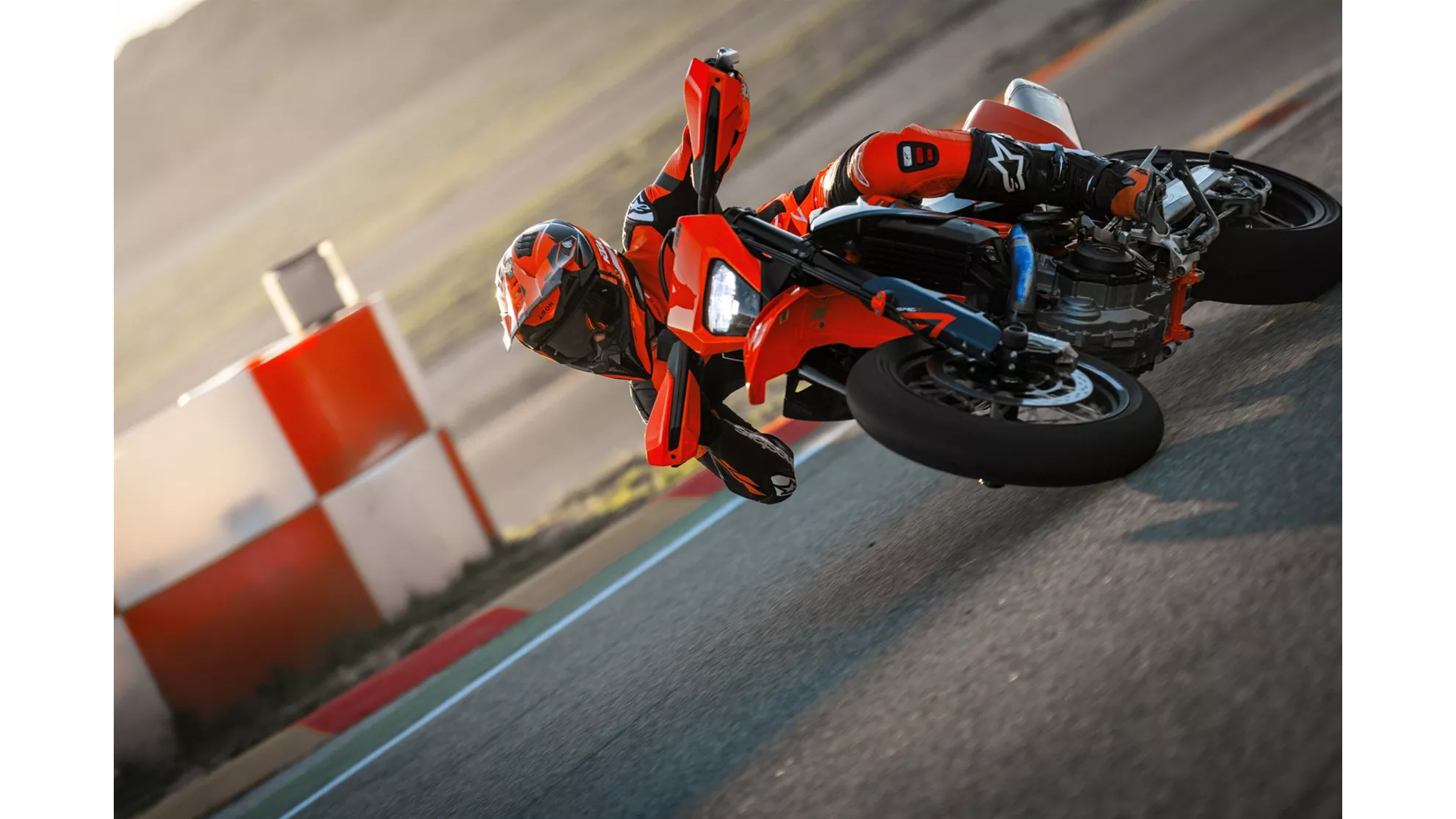 KTM 690 SMC R - Image 1 KTM 690 SMC R - Image 1