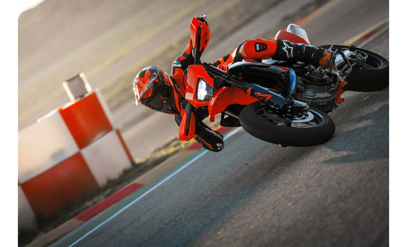 Suzuki DR-Z4SM 2025 vs KTM 690 SMC R 2026