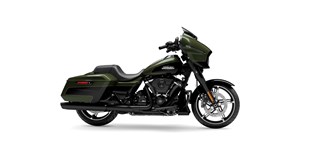 Harley-Davidson Street Glide FLHX 2026 vs Indian Chieftain Powerplus Dark Horse with 112 Package 2026