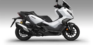Honda ADV350 2026 vs Yamaha XMAX 300 Tech MAX+ 2025 Honda ADV350 2026 vs Yamaha XMAX 300 Tech MAX+ 2025