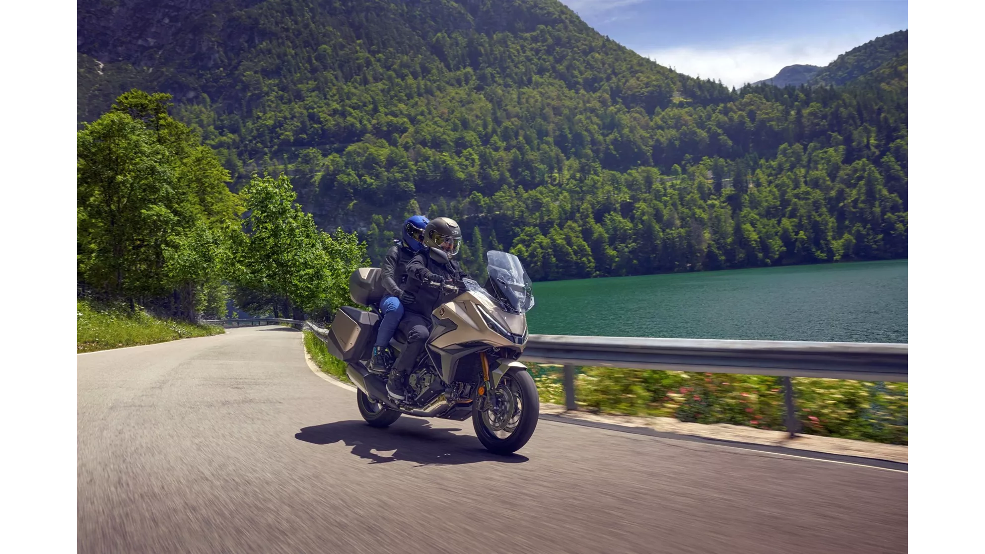 Honda NT1100 DCT Electronic Suspension - Slika 1 Honda NT1100 DCT Electronic Suspension - Slika 1