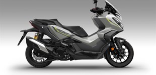 Honda ADV350 Special Edition 2026 vs Yamaha XMAX 300 2025