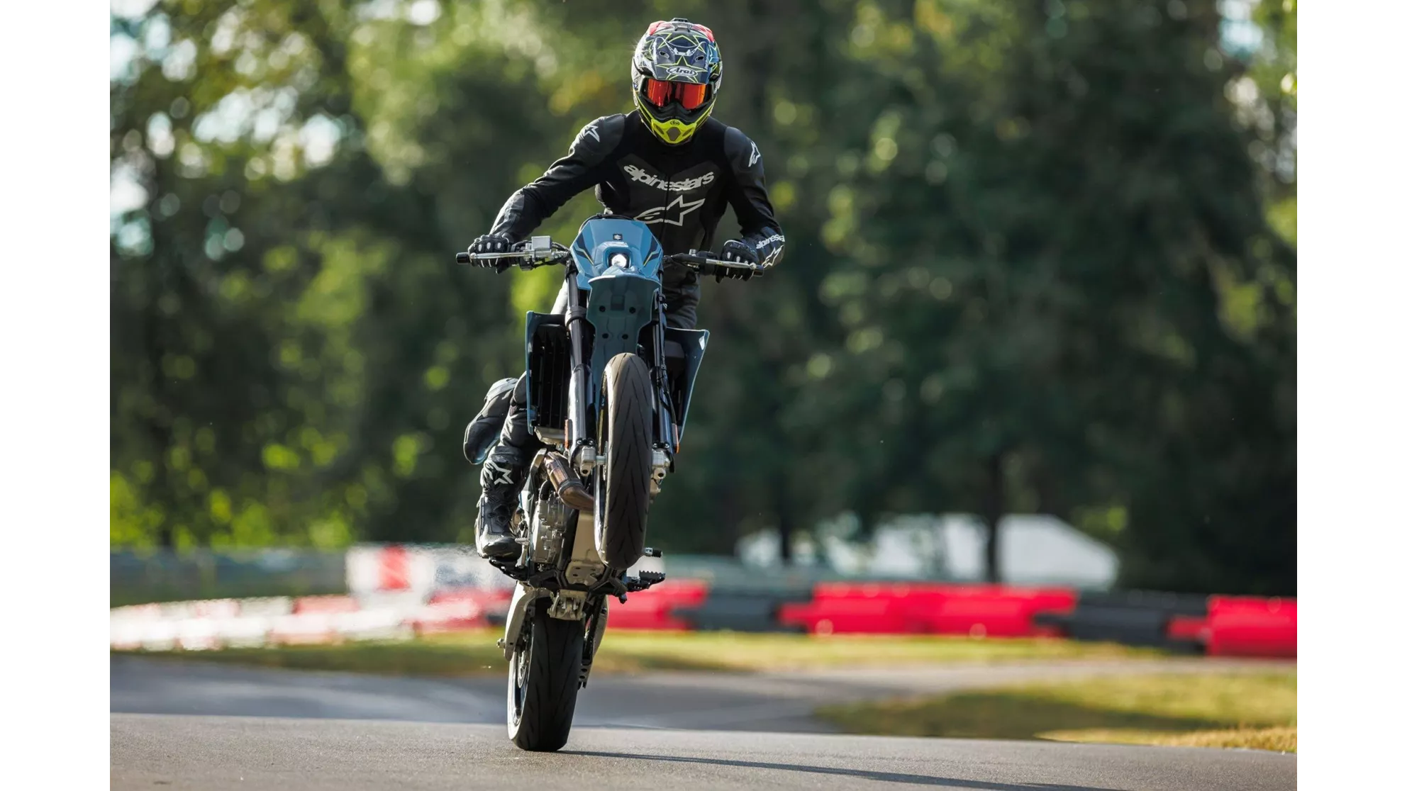 Suzuki DR-Z4SM - Image 3 Suzuki DR-Z4SM - Image 3