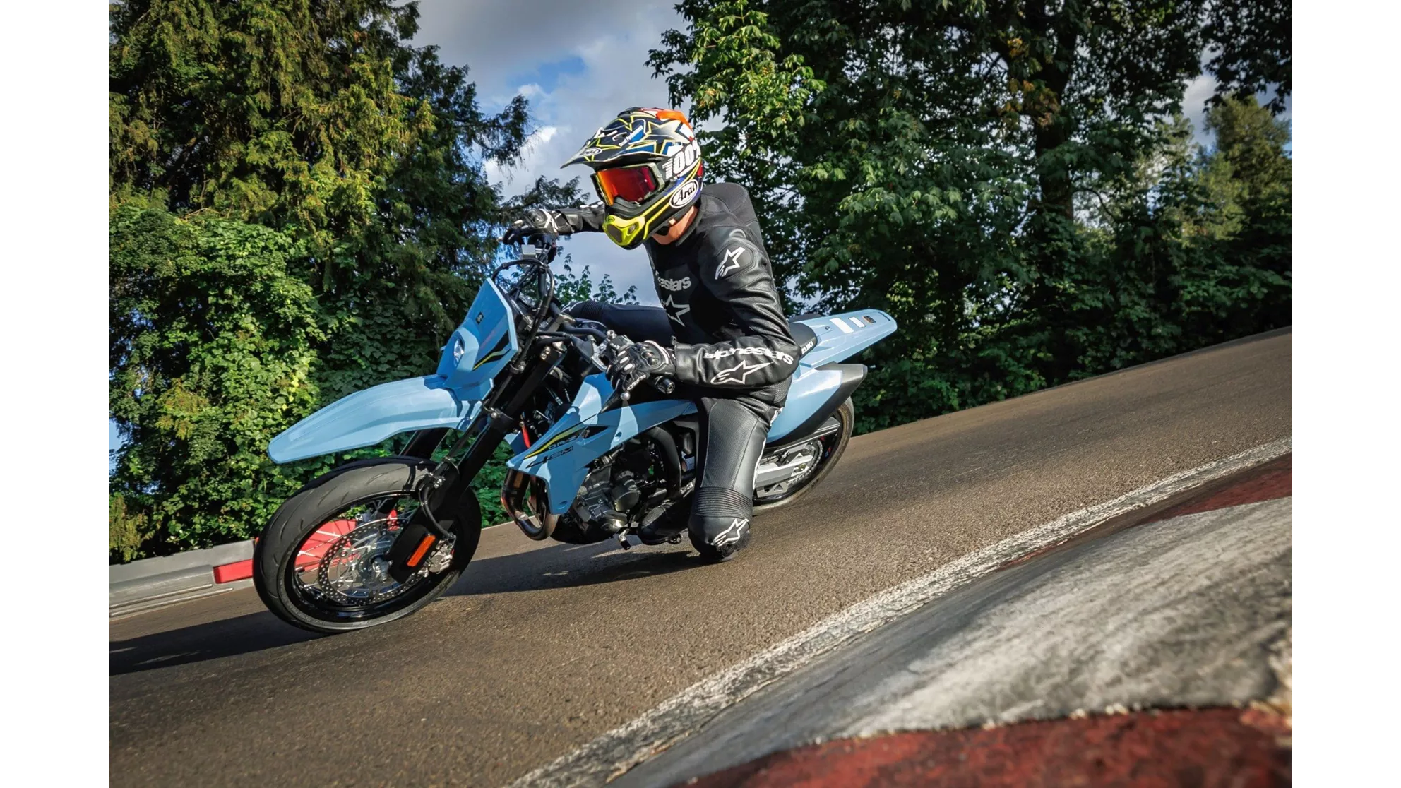 Suzuki DR-Z4SM - Image 4 Suzuki DR-Z4SM - Image 4