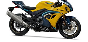 Yamaha XSR700 2019 vs Suzuki GSX-R1000R 2026