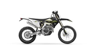 Triumph TF 250-E 2026 vs KTM 450 SMR 2024