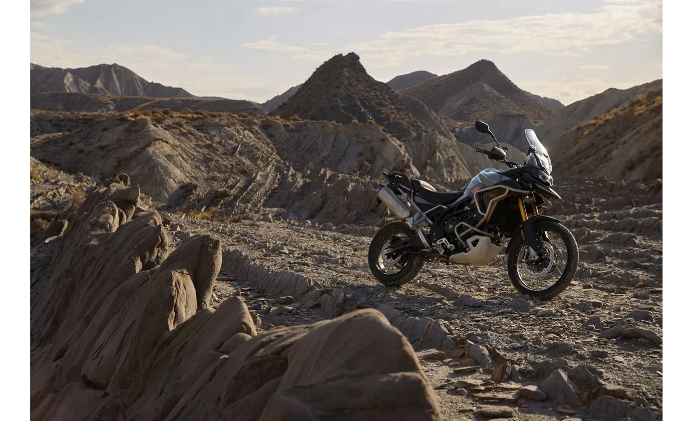 BMW F 900 GS 2024 vs Triumph Tiger 900 Desert Edition 2026